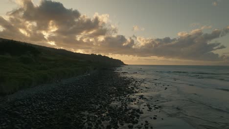Paisaje-Costero-En-La-Playa-De-Omaui-En-Nueva-Zelanda-Durante-La-Puesta-De-Sol,-Antena