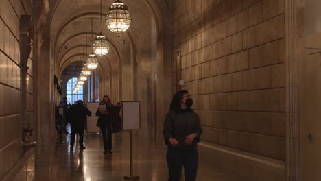 Gente-Caminando-En-El-Pasillo-Arqueado-De-La-Biblioteca-Pública-En-Nueva-York,-Estados-Unidos