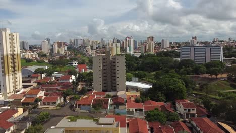 Aerial-flying-over-Bauru-downtown-on-sunny-day,-view-of-Vitoria-Regia-Park