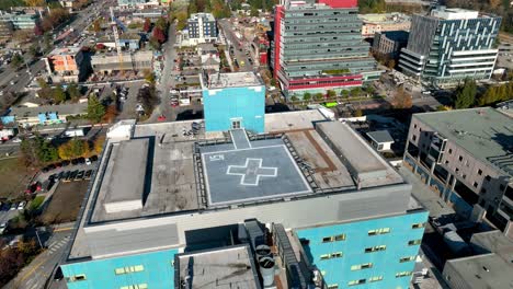 Drohne-Fliegt-In-Richtung-Des-Hubschrauberlandeplatzes-Des-Surrey-Memorial-Hospital-In-Surrey,-BC,-Kanada