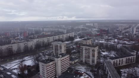 Paisaje-Urbano-Industrial-En-La-Ciudad-Europea-Cubierta-De-Nieve-De-Riga