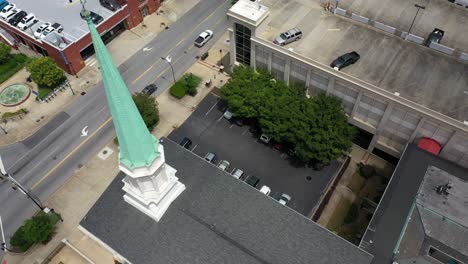 Aerial-ascending-shot-over-a-historic-building-in-Greenville-in-South-Carolina,-street-with-traffic
