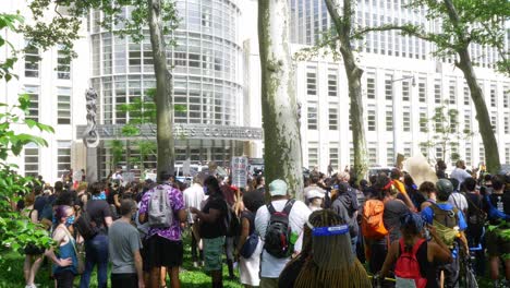 Large-Group-of-Protestors-gathered-outside-the-US-Courthouses-in-Cadman-Plaza,-Brooklyn,-New-York