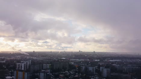 Wohnviertel-Der-Stadt-Riga-Bei-Leichtem-Schneefall,-Luftdrohnenansicht