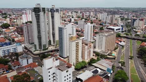 Vuelo-Aéreo-Sobre-La-Avenida-Naçoes-Unidas,-Hacia-Edificios-Residenciales,-Bauru,-Brasil
