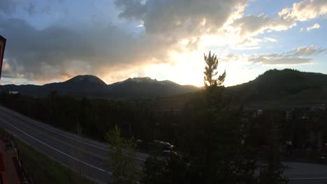 Sonnenuntergangs-Zeitraffervideo-Eines-Wunderschönen-Sonnenuntergangs-In-Den-Rocky-Mountains-Von-Colorado-Mit-Vorbeifahrendem-Verkehr