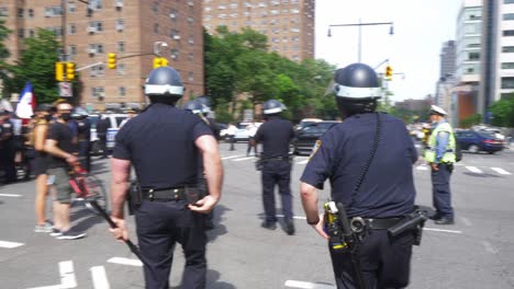 Oficiales-De-Policía-De-Nueva-York-Con-Equipo-Antidisturbios-Con-Porras-Caminando-Hacia-La-Multitud-De-Manifestantes-Durante-La-Protesta-De-Vidas-Negras-Importan-En-Brooklyn,-Ciudad-De-Nueva-York