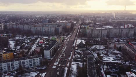 Ciudad-Post-Soviética-Con-Edificio-De-Paneles-Soviéticos-Socialistas-En-Un-Día-Nublado