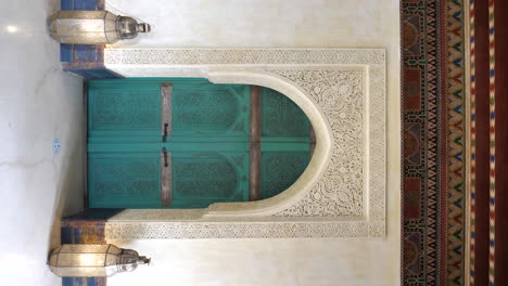 Toma-Vertical-De-Una-Puerta-Islámica-Azul-Turquesa-Dentro-De-Un-Palacio-De-Marrakech
