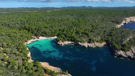Vista-Aérea-De-La-Playa-Virgen-De-Es-Talaier-Con-Agua-Azul-Clara-En-Menorca-España