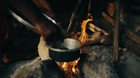 Kaffeebohnen-Wurden-Zum-Rösten-über-Offenem-Feuer-In-Eine-Metallschüssel-Gegeben,-Uganda