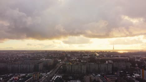 Osteuropäische-Stadt-Mit-Post-UdSSR-Wohnhäusern-Im-Schneefall-Im-Morgengrauen,-Luftaufnahme
