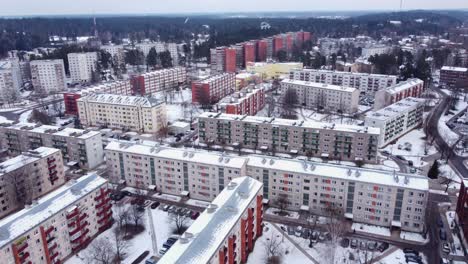 Altes-Sowjetisches-Russland-Baute-Blockwohnhäuser-In-Oger,-Lettland,-Luftaufnahme