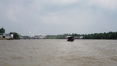 Mekong-Delta,-Vietnam,-10.-Dezember-2022-–-Bootsfahrt-Flussaufwärts-Auf-Dem-Mekong-Fluss,-Vorbei-An-Kokospalmen-In-4-Km