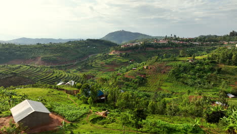 Drohnenvideo-Eines-üppigen-Tals-In-Den-Bergen-Ruandas