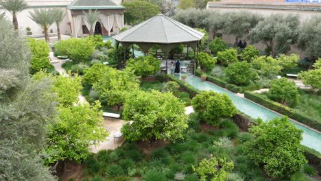 Visitantes-En-El-Famoso-Le-Jardin-Secret-En-Marrakech,-Marruecos