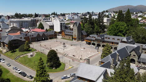 AERIAL---Civic-center-in-town-square-of-Bariloche,-Rio-Negro,-Argentina,-forward