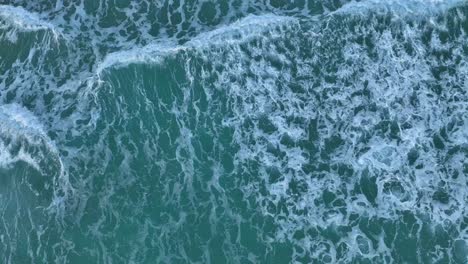Wellen,-Die-Sich-An-Der-Küste-Brechen-Und-Weiß-Spülen
