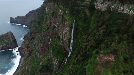 Cascada-Que-Fluye-Por-Los-Acantilados-En-El-Parque-Rocha-Do-Navio-Hasta-El-Mar-En-La-Isla-De-Madeira,-Portugal