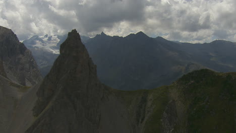 Picos-Montañosos-Irregulares-En-Los-Alpes-Franceses,-Parque-Nacional-De-Vanoise---Paisaje-Aéreo