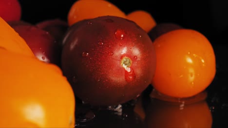 Filmische-Makroaufnahme-Einiger-Roter-Und-Orangefarbener-Nasser-Kirschtomaten