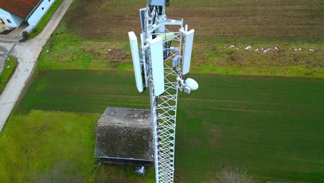 Nahaufnahmedetails-Eines-Telekommunikationsturms-Am-Mobilfunkstandort-Auf-Dem-Feld