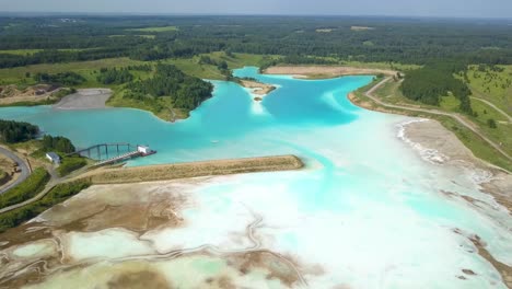 Luftbild-Grüne-Natur-Und-Giftiger-Atomsee-In-Nowosibirsk,-Russische-Malediven-Tagsüber
