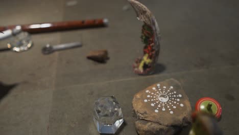 Esoterische-Objekte,-Kristalle,-Figuren-Und-Steine,-Die-Auf-Einem-Tisch-Angeordnet-Sind