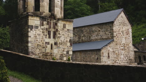 Mtsvane-Klosterkapelle-Und-Glockenturm-Hinter-Niedriger-Steinmauer,-Georgia