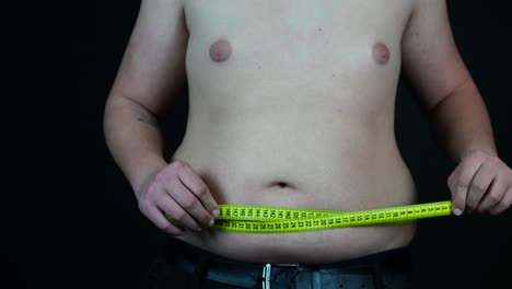 Übergewichtiger-Mann-Misst-Seinen-Bauch,-Nahaufnahme