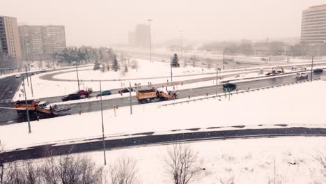 Die-Schneepflüge-Fahren-Auf-Der-Autobahn-In-Toronto,-Kanada,-Um-Das-Schneeelend-Des-Schneesturms-Zu-Beseitigen