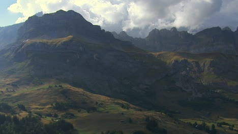 Wunderschöne-Berglandschaft-In-Den-Französischen-Alpen,-Drohnenflug-Aus-Der-Luft
