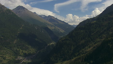 Hermoso-Valle-En-Las-Montañas-Alpinas-Francesas-Del-Parque-Nacional-De-Vanoise,-Aéreo