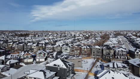 Luftaufnahme-Einer-Vorstadtgemeinde-Bei-Sonnenuntergang-In-Calgary,-Alberta-Im-Winter,-Mit-Chinook-Wolken
