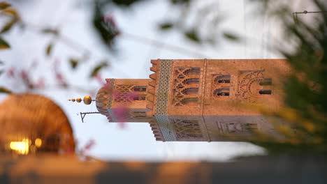 Filmische-Vertikalaufnahme-Der-Koutoubia-Moschee-In-Marrakesch