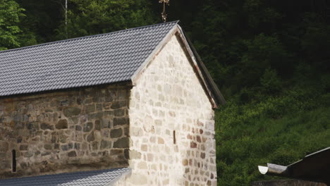 Klosterkirche-Mit-Heiligem-Kreuz-Auf-Renoviertem-Dach,-Mtsvane-Kloster