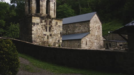 Glockenturm-Und-Kapelle-Des-Mtsvane-Klosters-Hinter-Einer-Niedrigen-Steinmauer,-Georgia