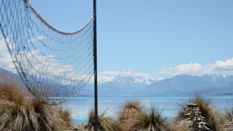 Volleyballnetz-Bewegt-Sich-Im-Wind-Mit-Atemberaubendem-Mount-Cook-Und-Lake-Pukaki-Im-Hintergrund