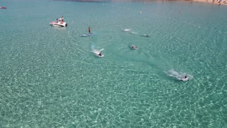 Luftaufnahme-Der-Verwendung-Eines-Elektrisch-Unterstützten-Kickboards-Im-Balearenmeer-Auf-Ibiza