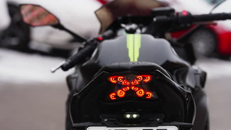 Kawasaki-Ninja-650-Luz-Trasera-Trasera-De-Motocicleta-Negra-Y-Diseño-Moderno-De-Carrocería,-Primer-Plano