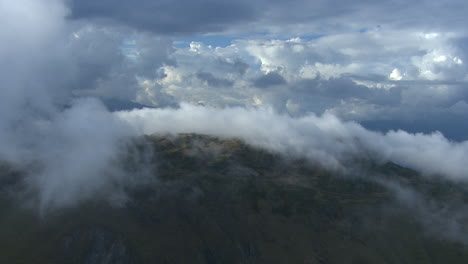 Bewölkter-Nebelflug-über-Den-Französischen-Alpen-Im-Naturpark-Vanoise