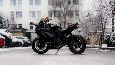 Motocicleta-Kawasaki-Ninja-650r-Estacionada-Al-Aire-Libre-Durante-El-Invierno