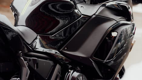 Schwarze-Kawasaki-Ninja-650-Motorradkarosserie-Draußen-An-Einem-Verschneiten-Wintertag,-Nahaufnahme-Einer-Sauberen,-Glänzenden-Karosserie
