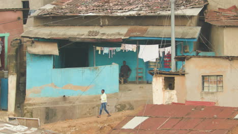 Langsame-Zeitlupenaufnahme-Von-Menschen,-Die-In-Einem-Slum-In-Der-Nachbarschaft-In-Ruanda-Spazieren-Gehen