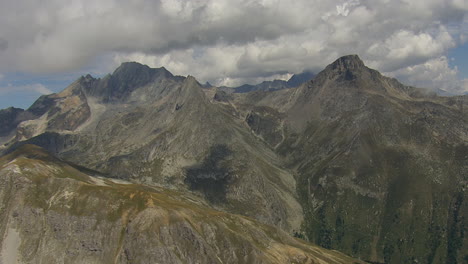 Picos-De-Montaña-En-El-Paisaje-De-Los-Alpes-Franceses,-Parque-Nacional-De-Vanoise---Antena