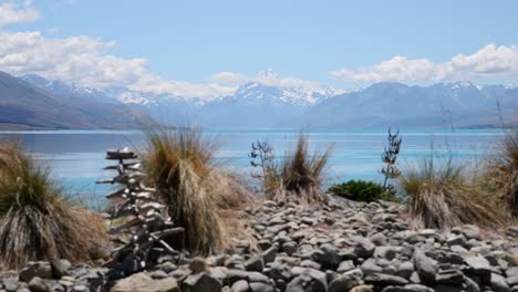 Blick-Vom-Ufer-Des-Lake-Pukaki-Auf-Den-Malerischen,-Verschneiten-Aoraki-Mount-Cook