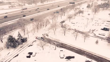 Verschneite-Autobahn-Von-Oben:-Aus-Der-Sicht-Einer-Drohne