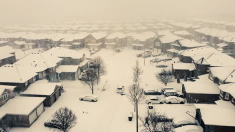 Conducción-De-Automóviles-A-Través-De-Casas-En-Toronto-Azotadas-Por-La-Tormenta-De-Invierno-Blizzard-Con-Nieve-Acumulada-En-Canadá