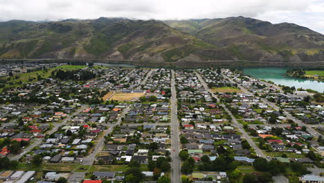 Aerial-View-Of-Cromwell-Township-On-Lake-Dunstan-In-Central-Otago,-New-Zealand