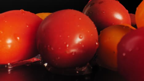 Tomates-Cherry-Coloridos-Con-Hermosa-Iluminación,-Movimiento-Deslizante-Constante